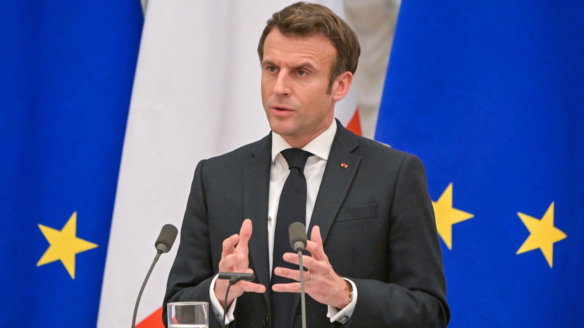 Президент Франции Эмманюэль Макрон на фоне флага ЕС