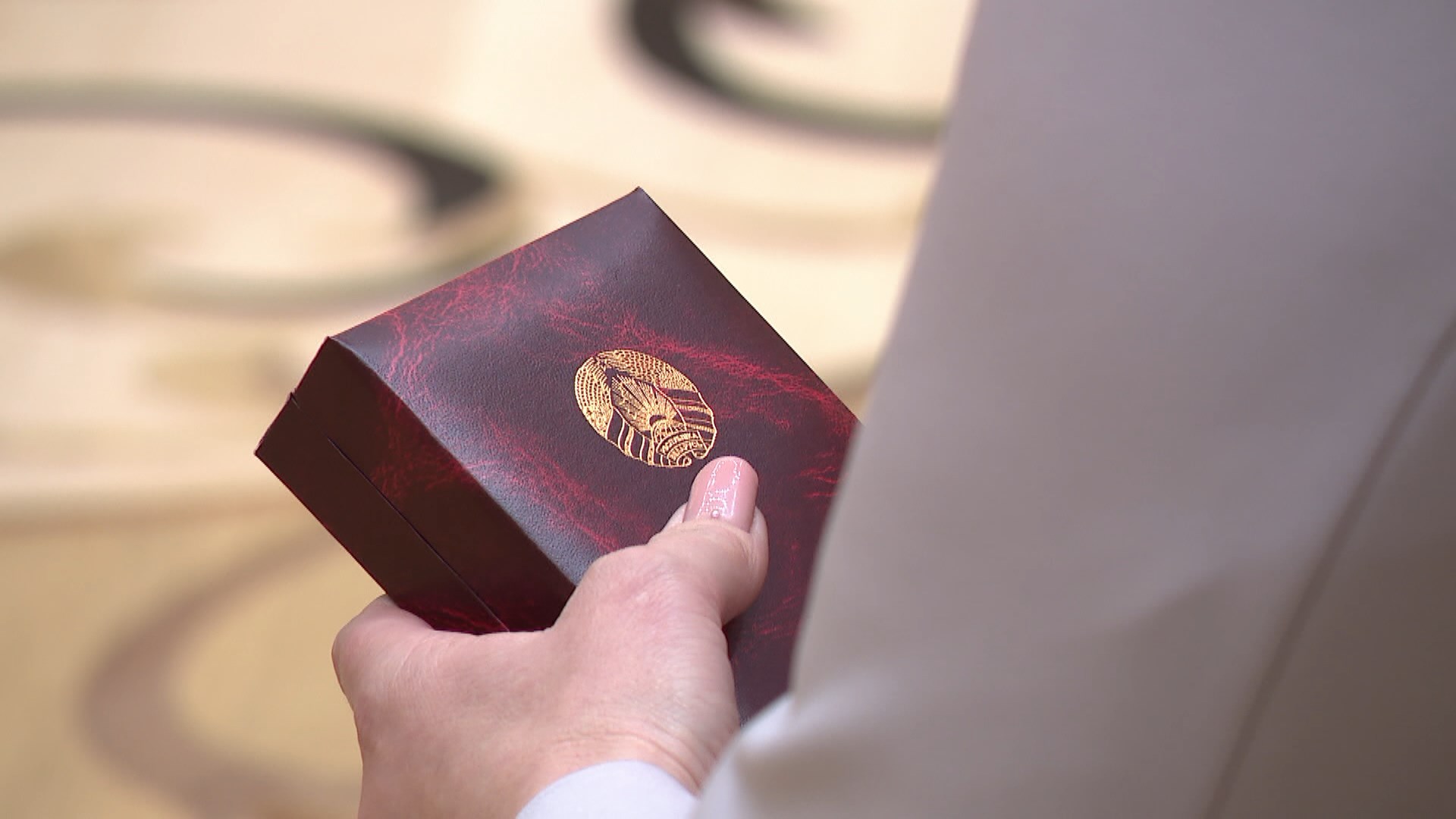 награда в руках