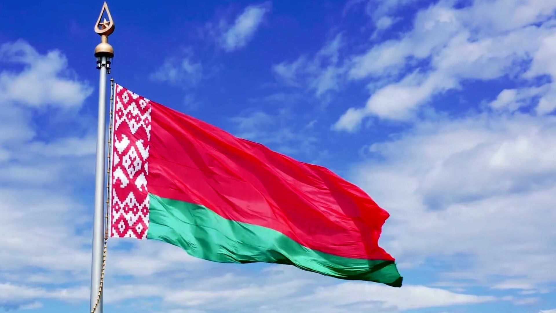 Флаг Беларуси на фоне неба