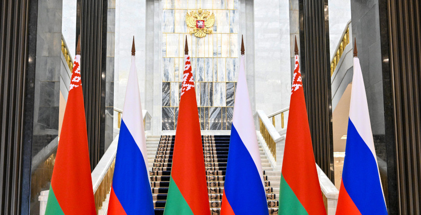 флаги беларуси и россии в здании Госдумы РФ