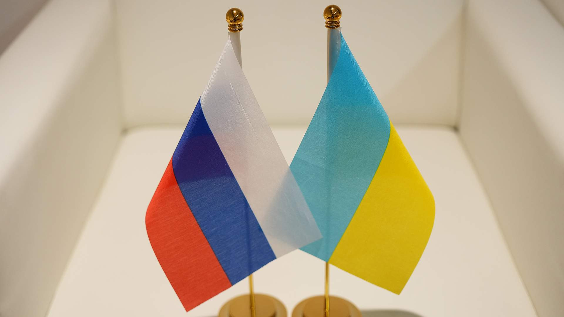 флаги России и Украины