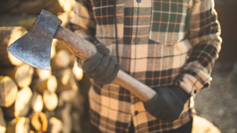 Дачник напал на председателя СТ, избил и отрубил пальцы из-за коммунальных платежей