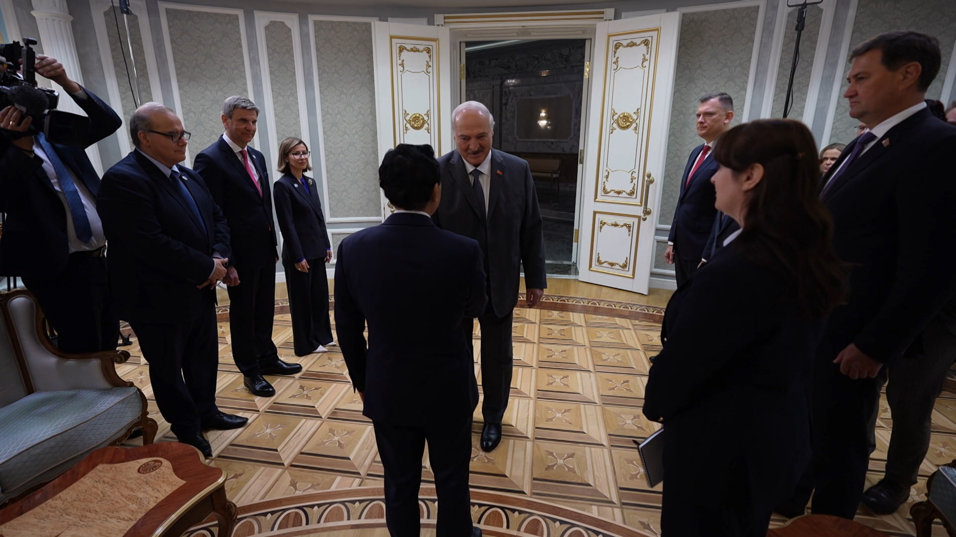 Александр Лукашенко, Цюй Дунъюй