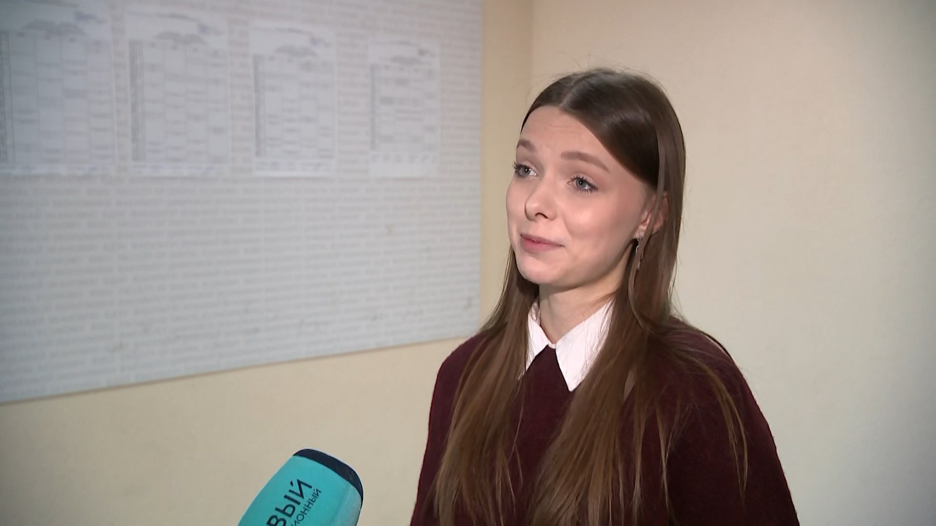 11-классница, которая сдает репетиционное тестирование 11-классница, которая сдает репетиционное тестирование