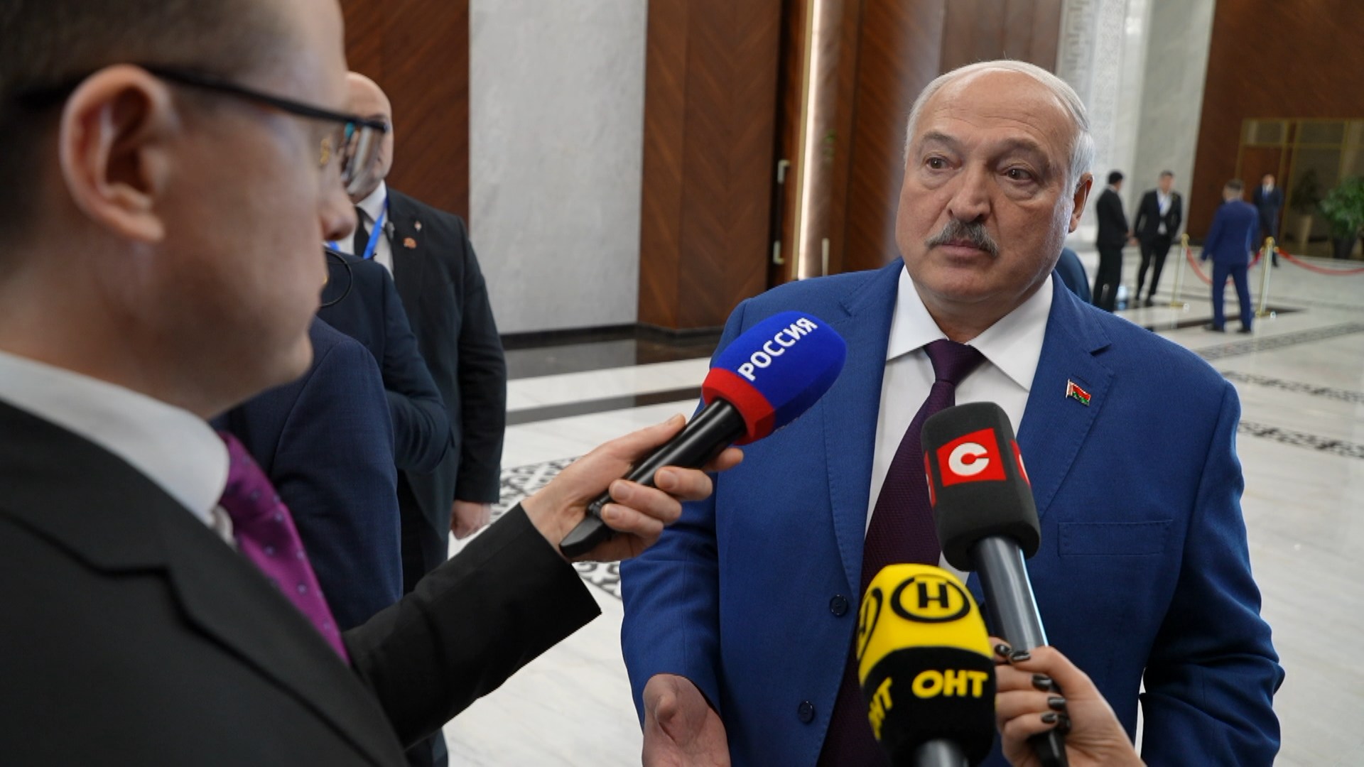 Лукашенко в окружении СМИ