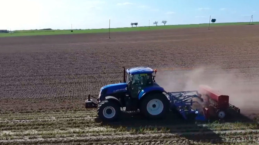 Трактор в поле. Скриншот видео телеканала СТВ