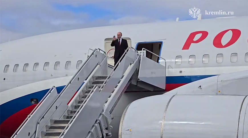 Владимир Путин на трапе самолета