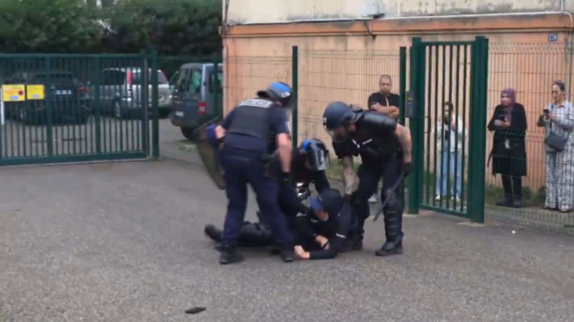 французские полицейские задерживают протестующего
