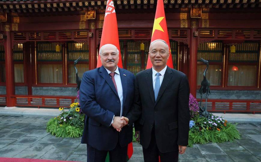 Президент Беларуси Александр Лукашенко и член Постоянного комитета Политбюро ЦК КПК Цай Ци