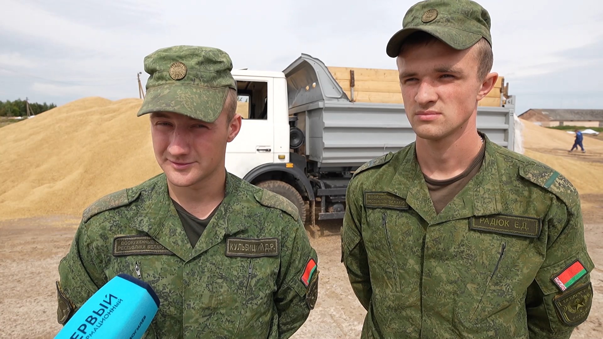 военнослужащие на уборке