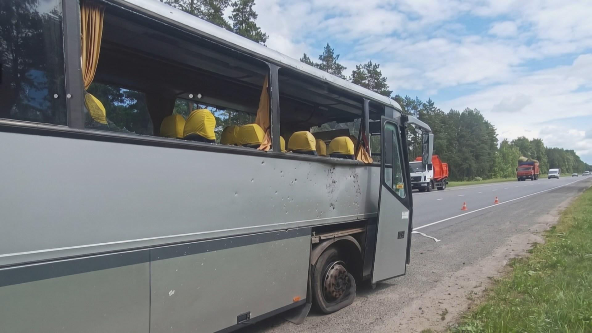 атака всу на автобус в брянской области, атака бпла на автобус с детьми из беларуси в брянской области, удар бпла ВСУ по автобусу с детьми из гомельской футбольной команды, атака всу на белорусский автобус