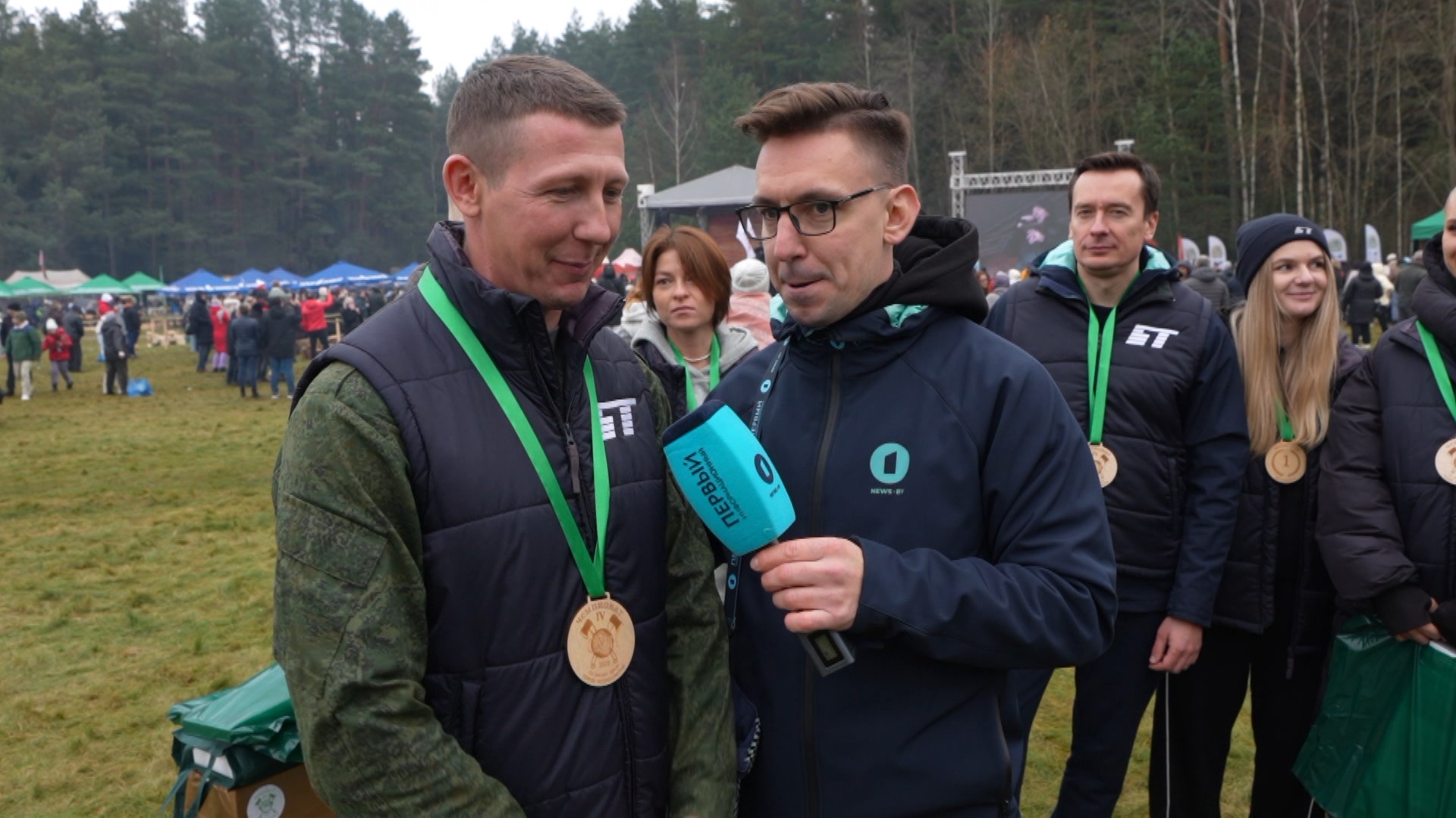 Александр Хоровец, капитан команды Белтелерадиокомпании по колке дров