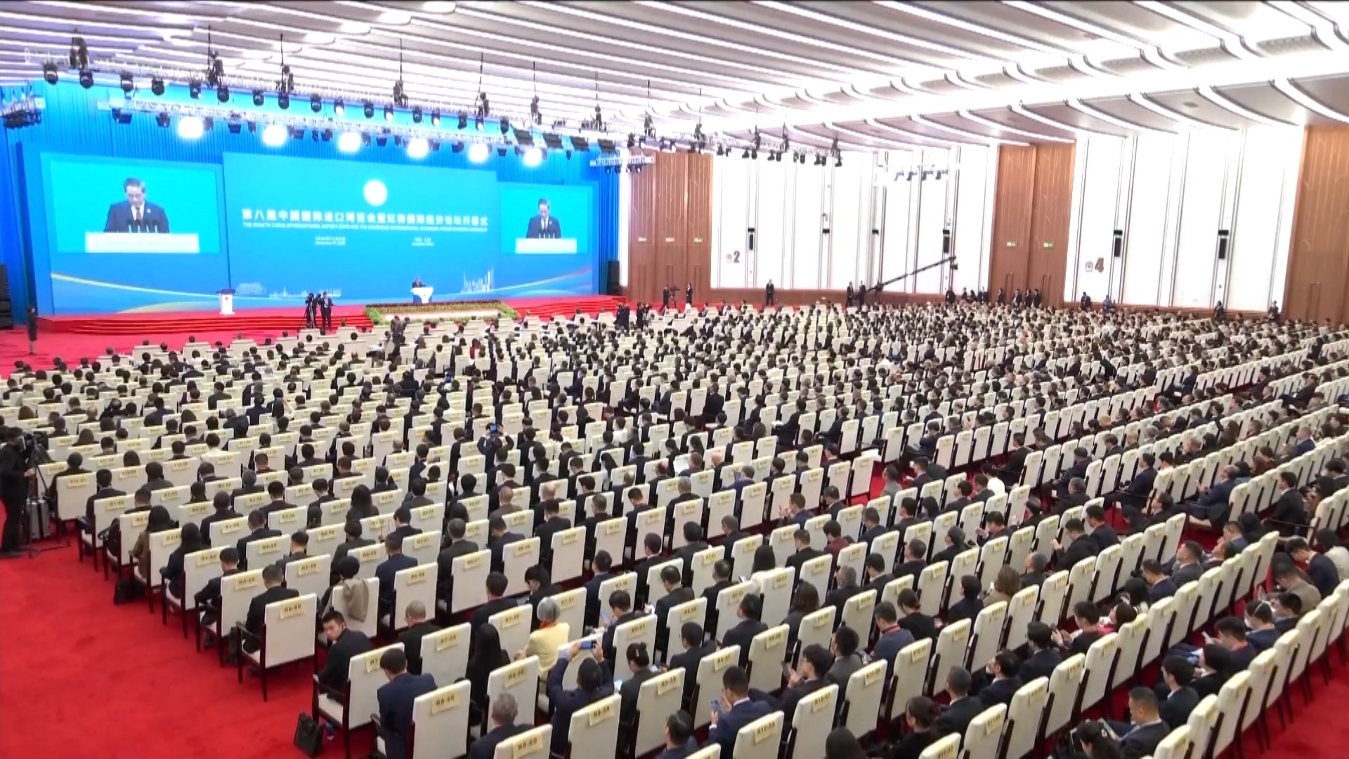 Выступление премьерв Госсовета КНР Ли Цяна