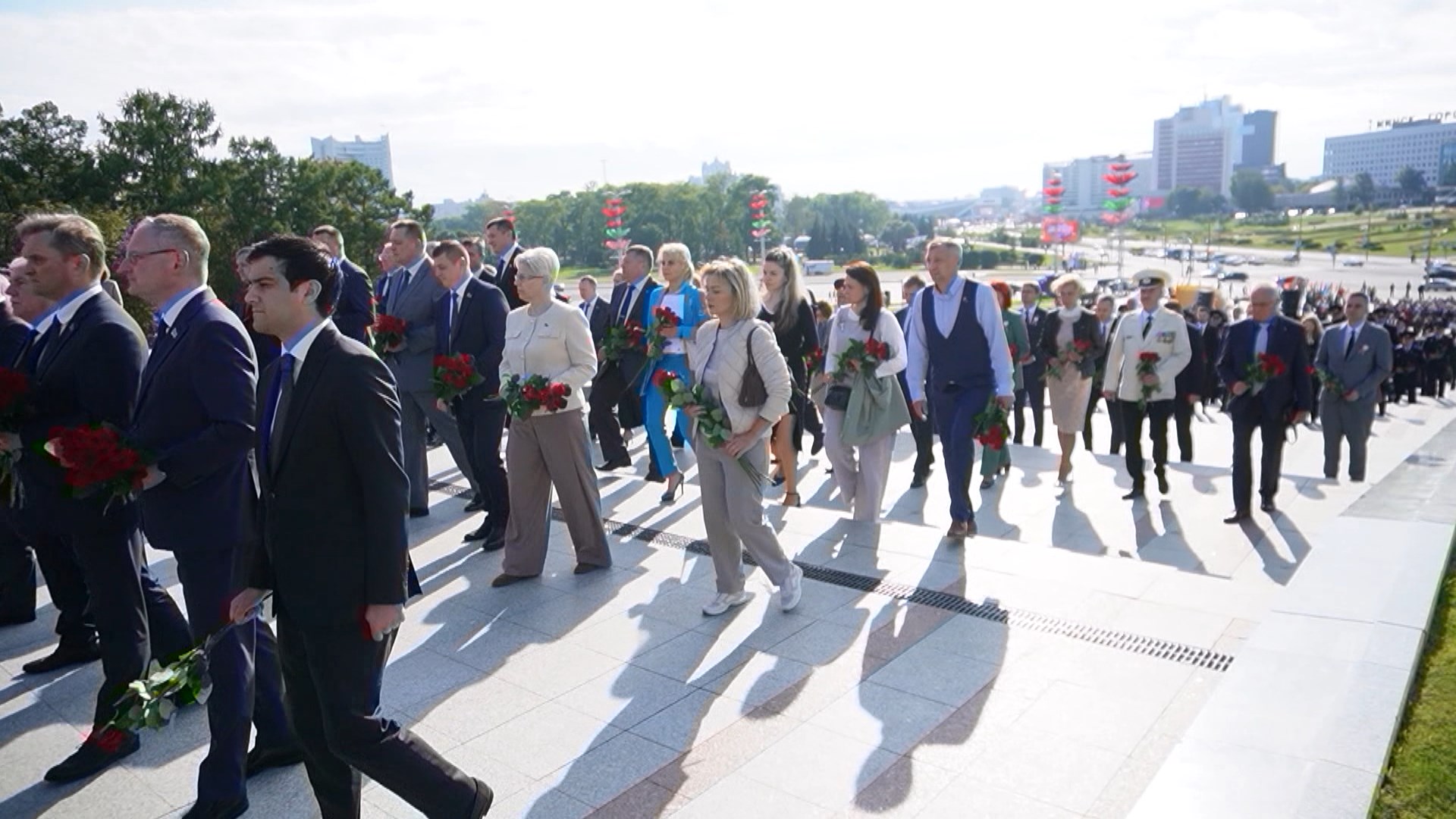 Церемония возложения цветов к стеле "Минск - город-герой"