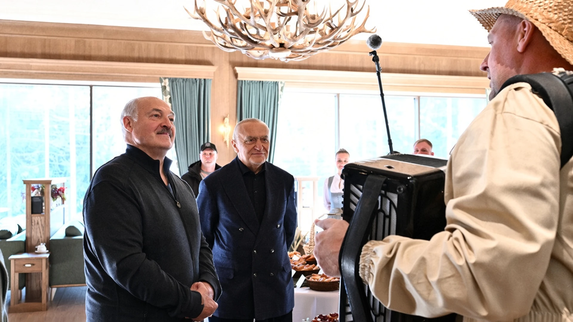 Лукашенко подарил пчеловоду из "Красного Бора" свой баян
