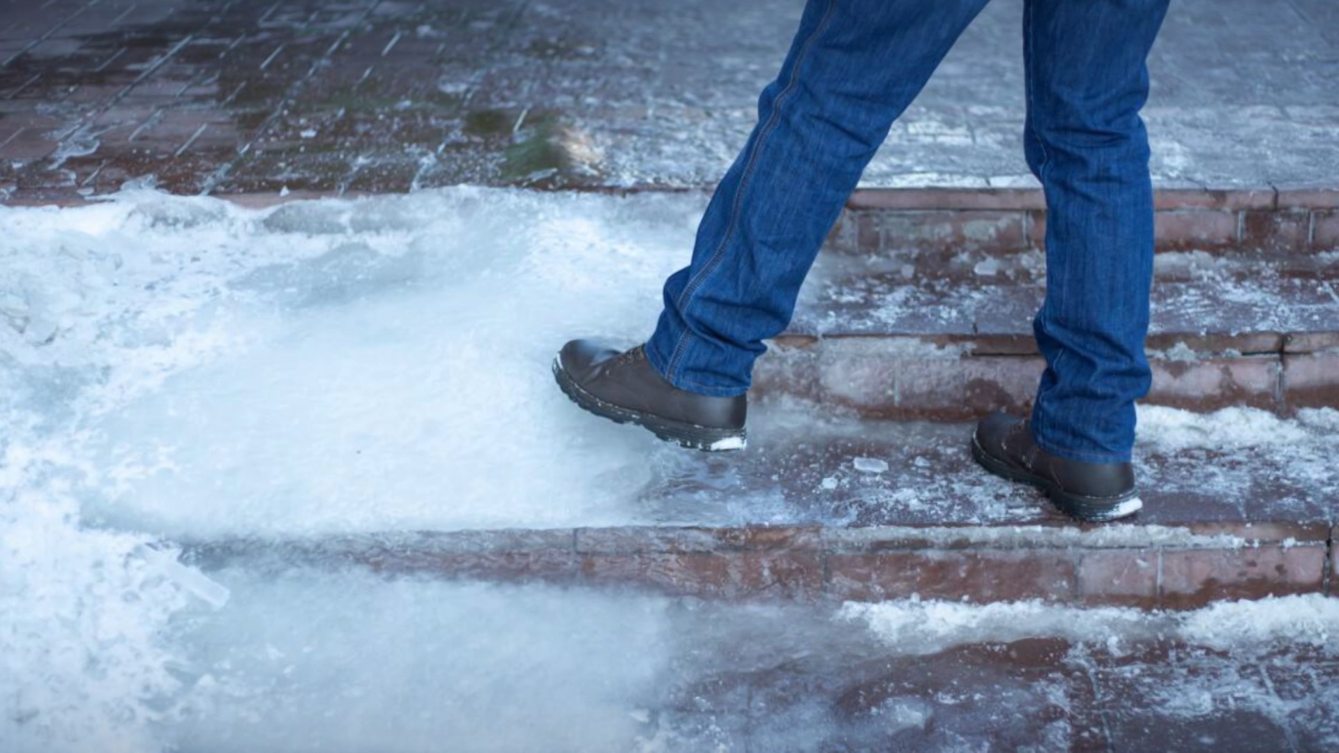 ноги на скользких ступеньках