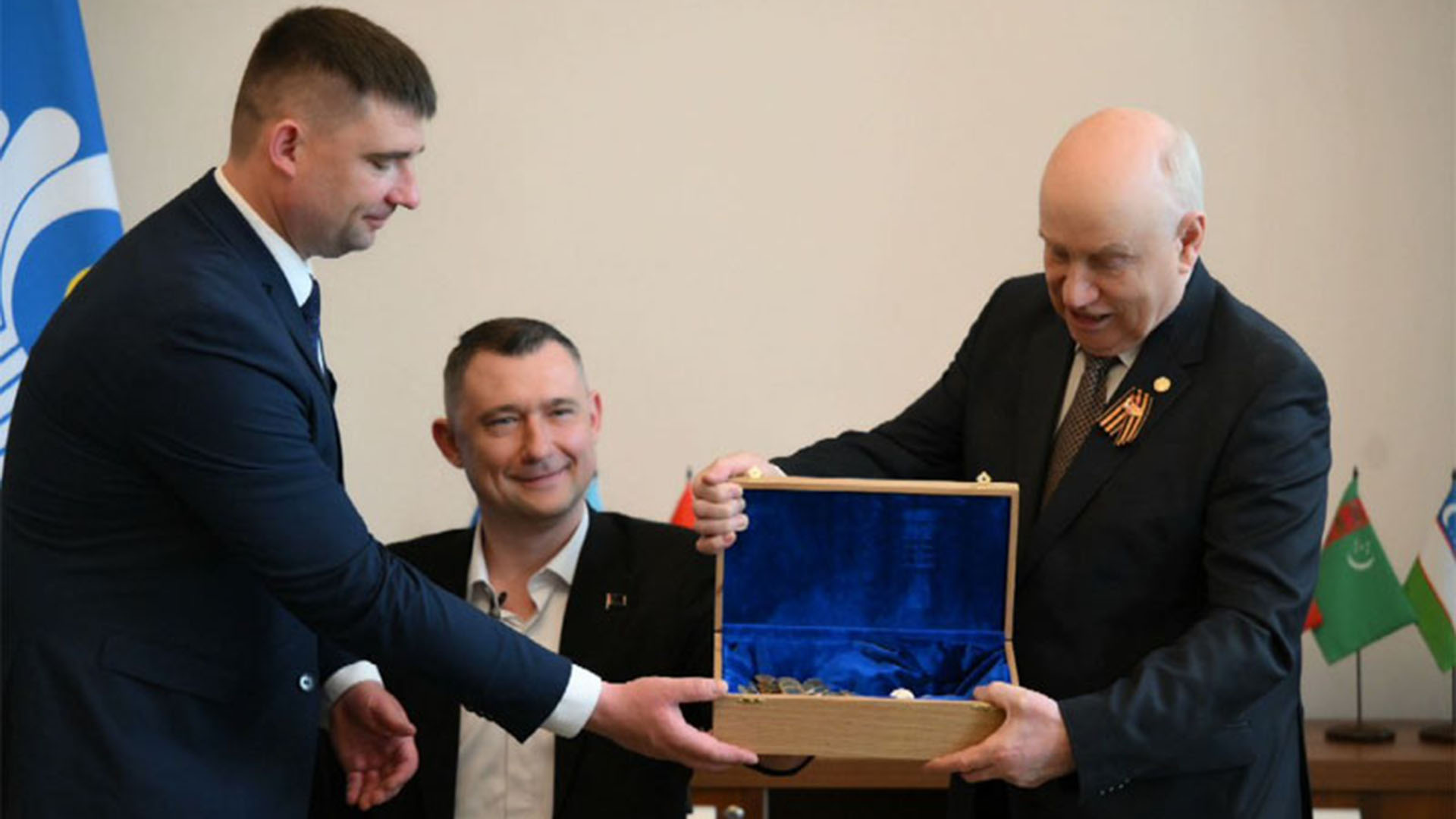 Генсек СНГ Сергей Лебедев передал фонду Алексея Талая монеты для проекта "Живая память благодарных поколений" Изображение