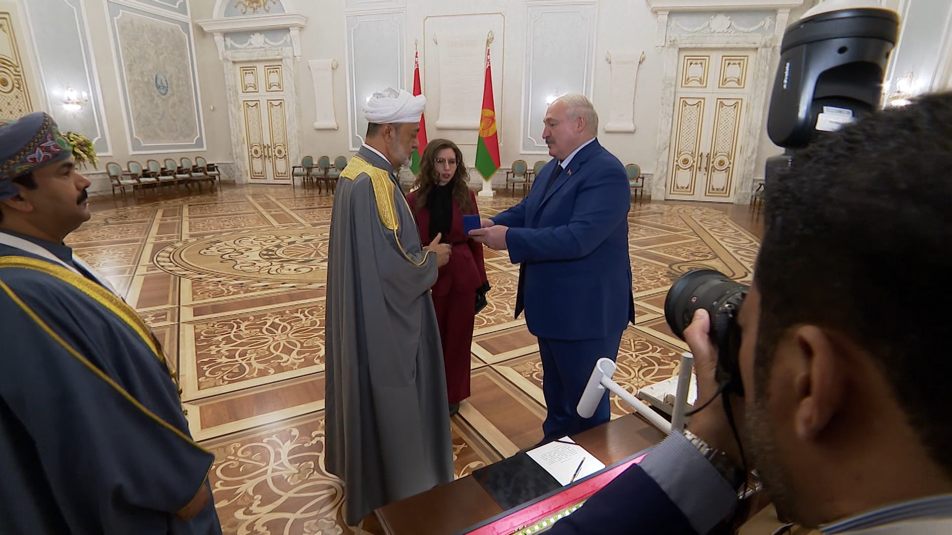Александр Лукашенко поменял кинжал на оманский меч. За деньги