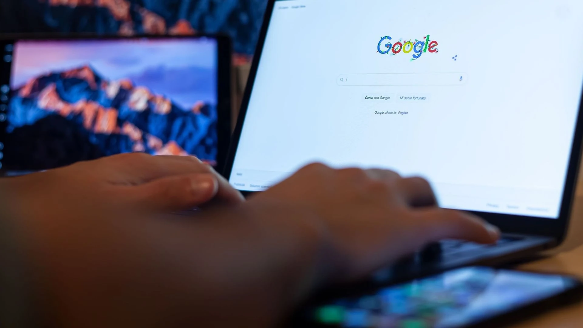 мужчина вводит поисковый запрос в Google