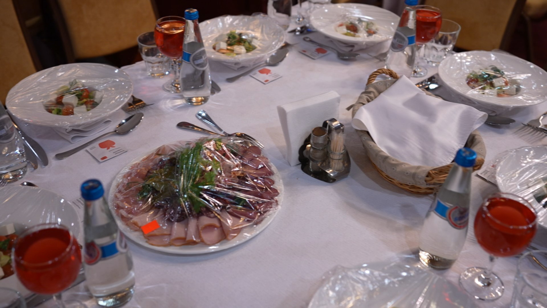 блюда на столе