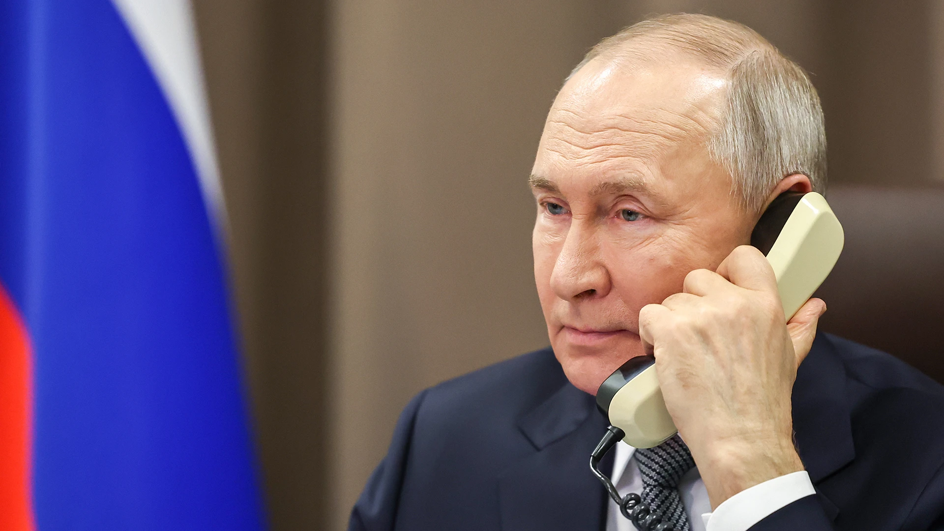 Владимир Путин говорит по телефону