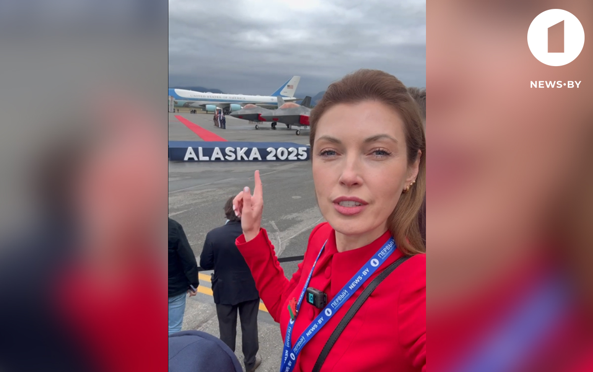 Виктория Сенкевич во время прямого включения из аэропорта в Анкоридже, куда прилетели на переговоры Путин и Трамп
