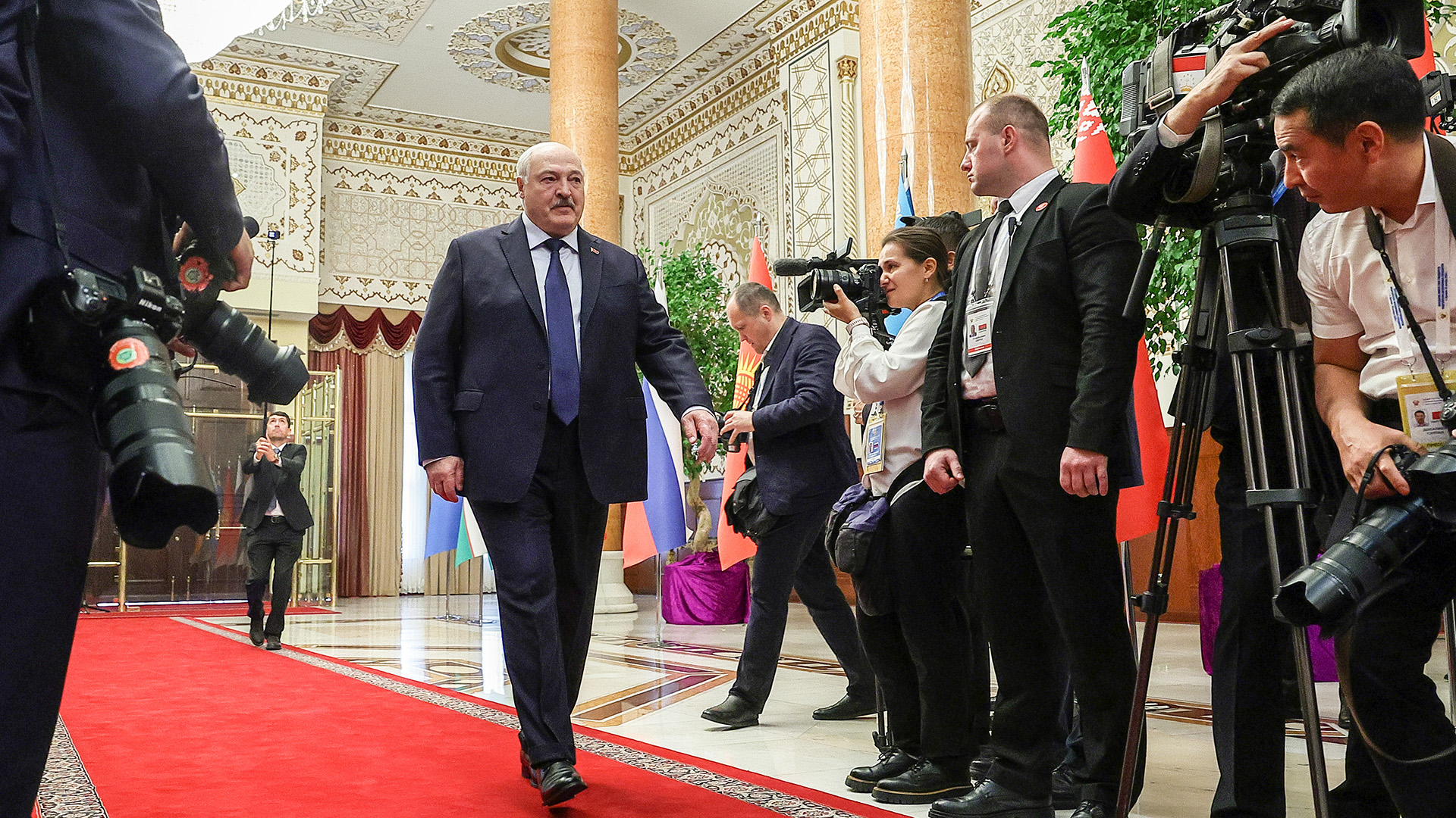 Президент Беларуси Александр Лукашенко перед началом заседания совета глав государств СНГ Президент Беларуси Александр Лукашенко перед началом заседания совета глав государств СНГ, фото ТАСС