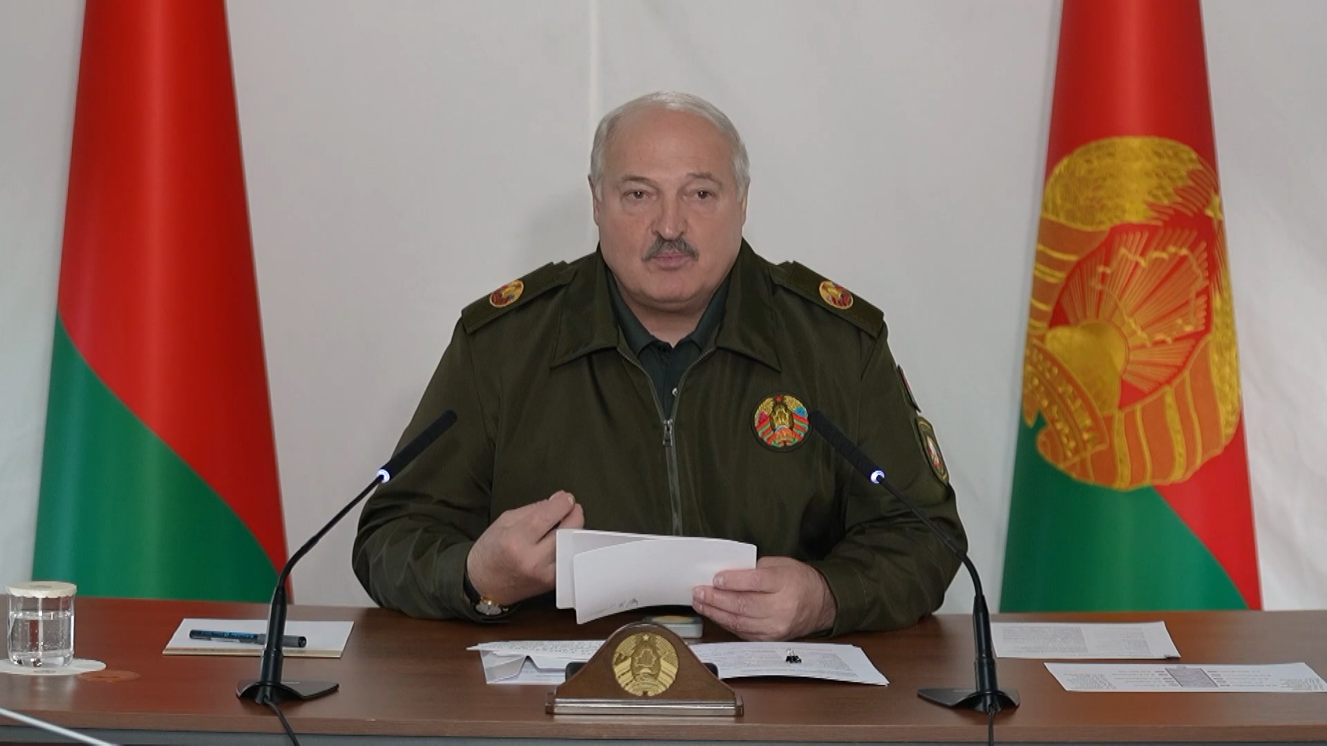 Лукашенко: Жилищный вопрос военнослужащих надо решить за три года