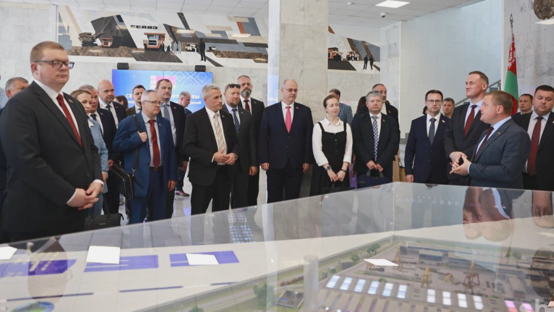 Визит дипломатов на БЕЛАЗ