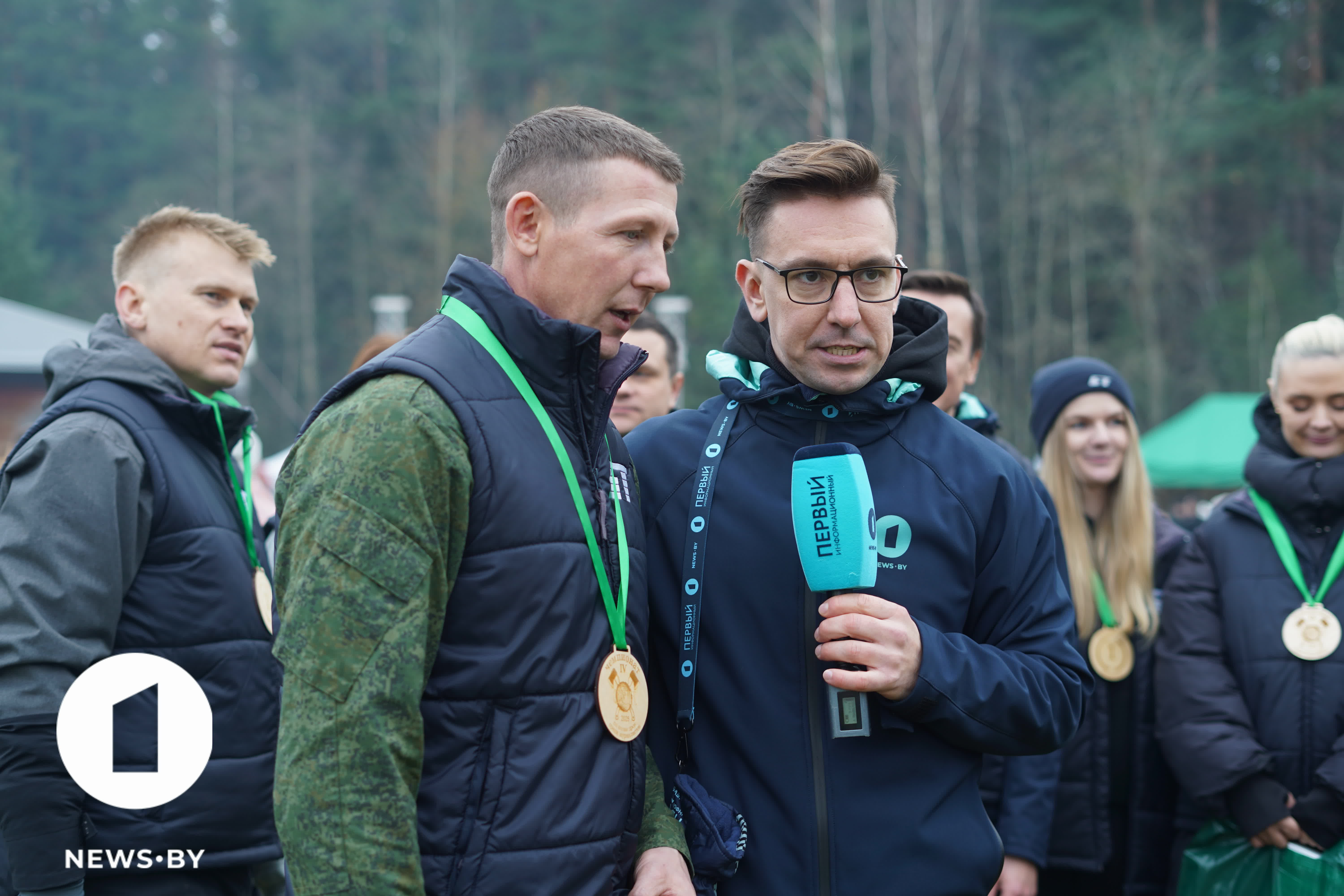 Александр Хоровец, Андрей Козлов IV Чемпионат по колке дров среди СМИ