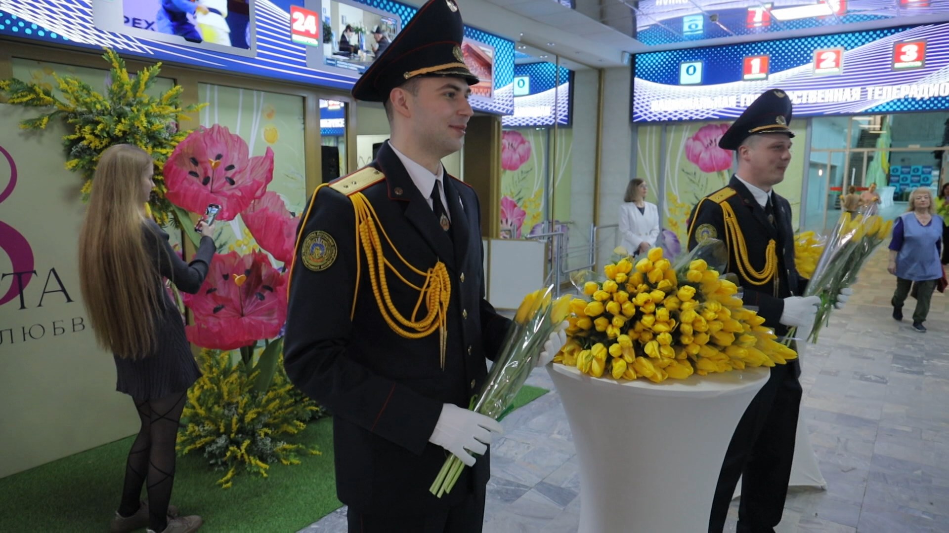 курсанты дарят цветы