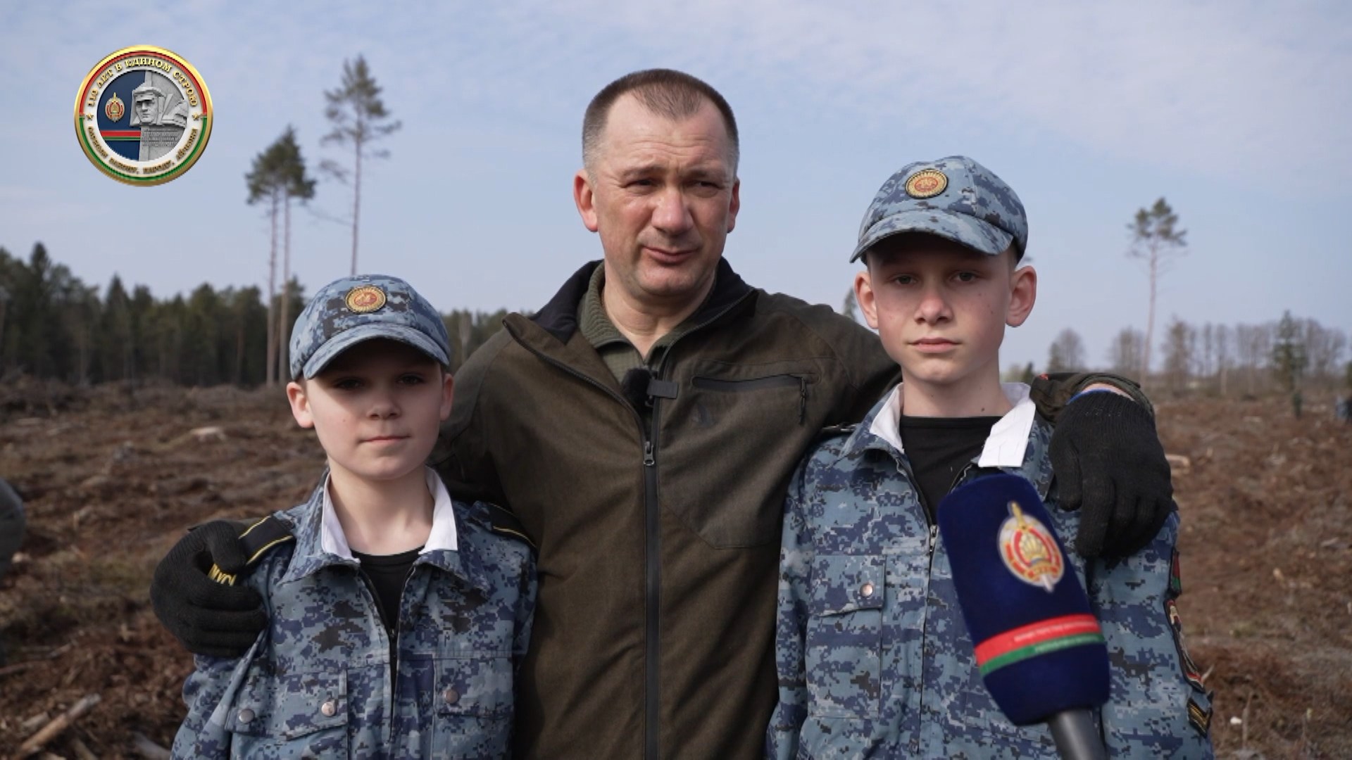 Иван Кубраков на посадке саженцев