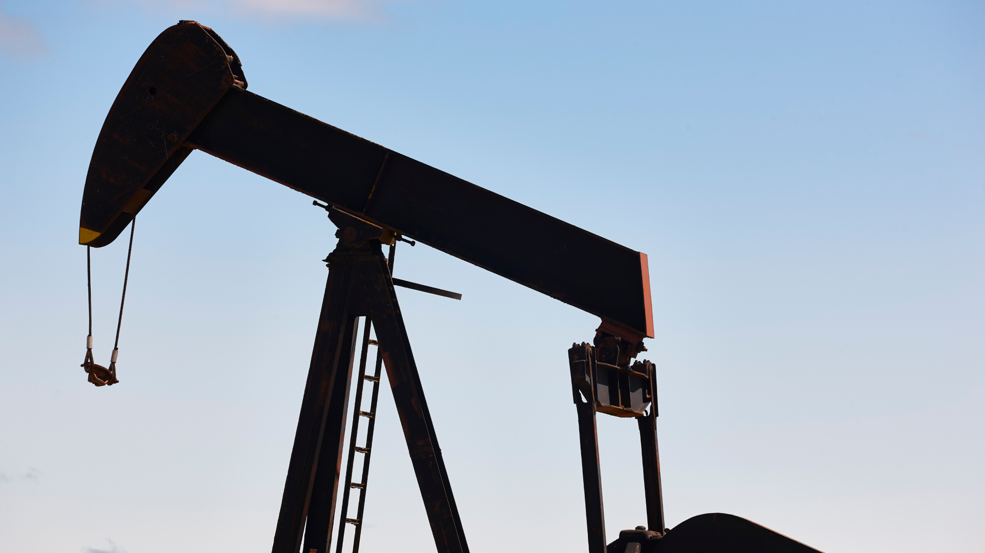 Цена нефти марки Brent опустилась до 66 долларов за баррель впервые с 6 июня