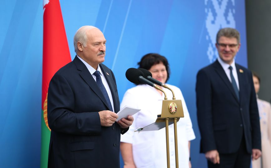 "Стало не меньше" - Лукашенко раскритиковал избыток начальников в районах