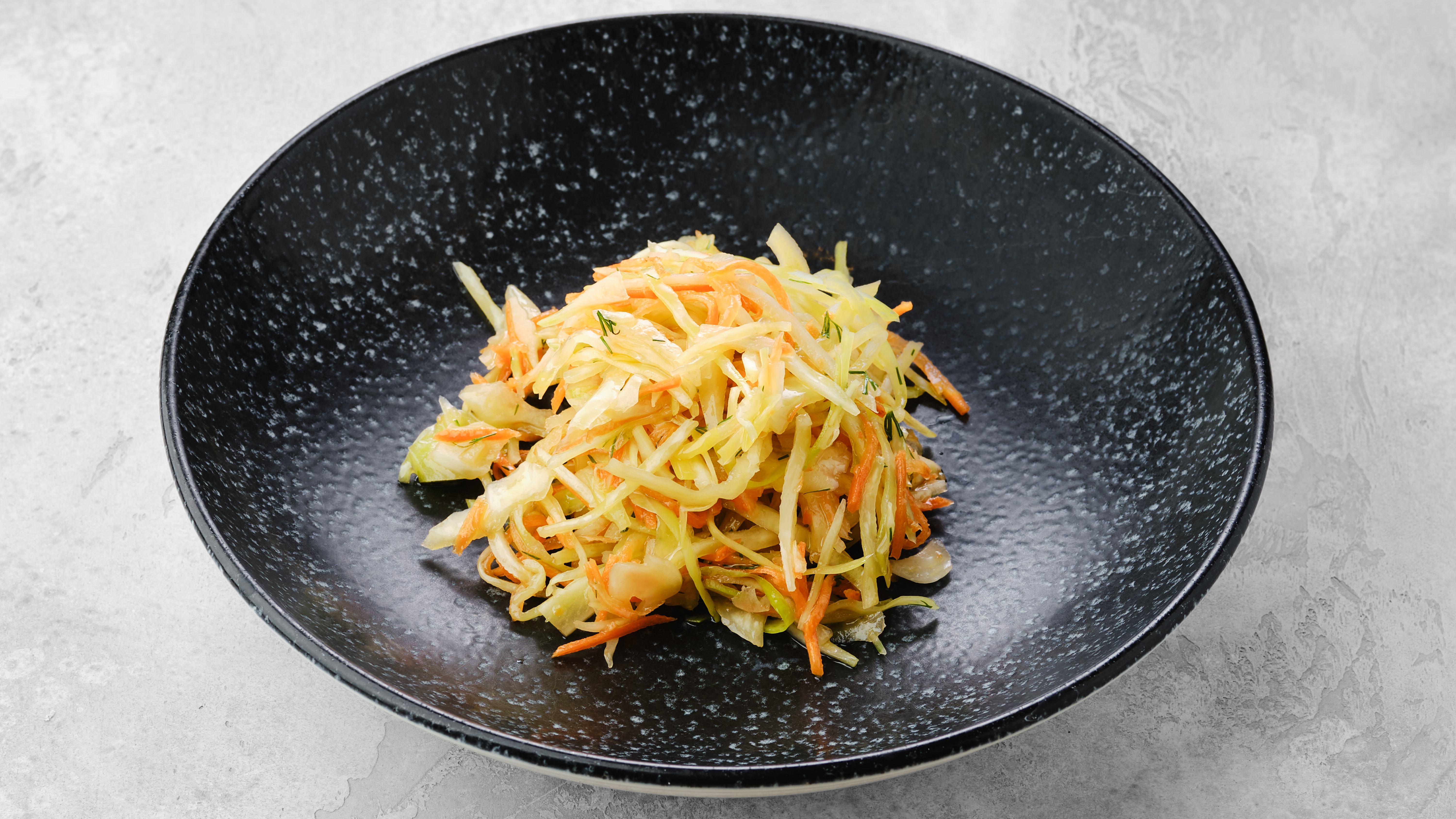 Квашеная капуста с морковью и яблоком квашеная капуста, салат из капусты с яблоком на тарелке
