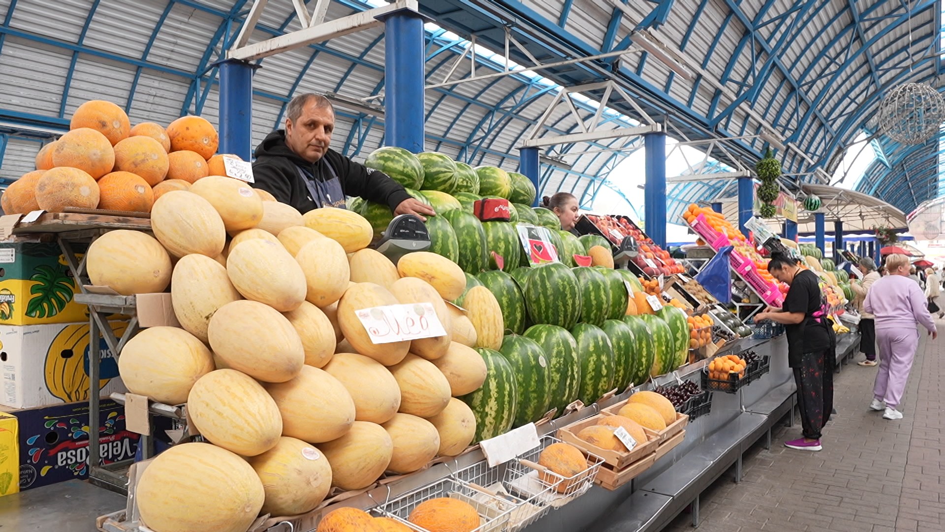 прилавки с фруктами и ягодами
