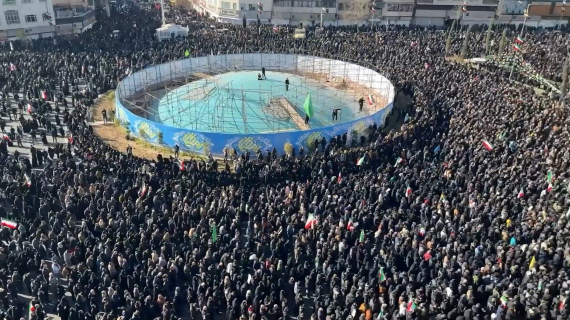 толпа народу в Иране