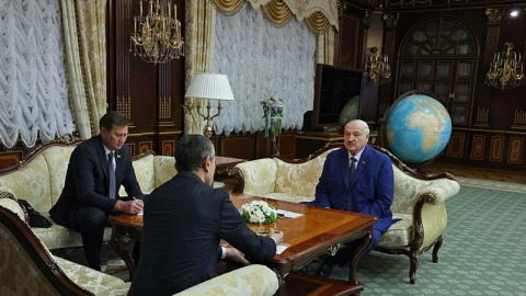 Лукашенко подчеркнул, что в Беларуси рады видеть трудолюбивых людей из Узбекистана