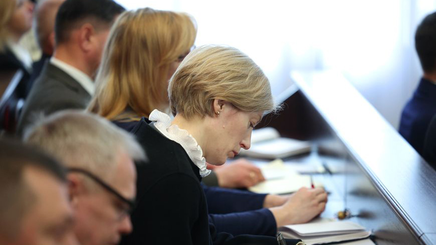 политики, депутаты на собрании
