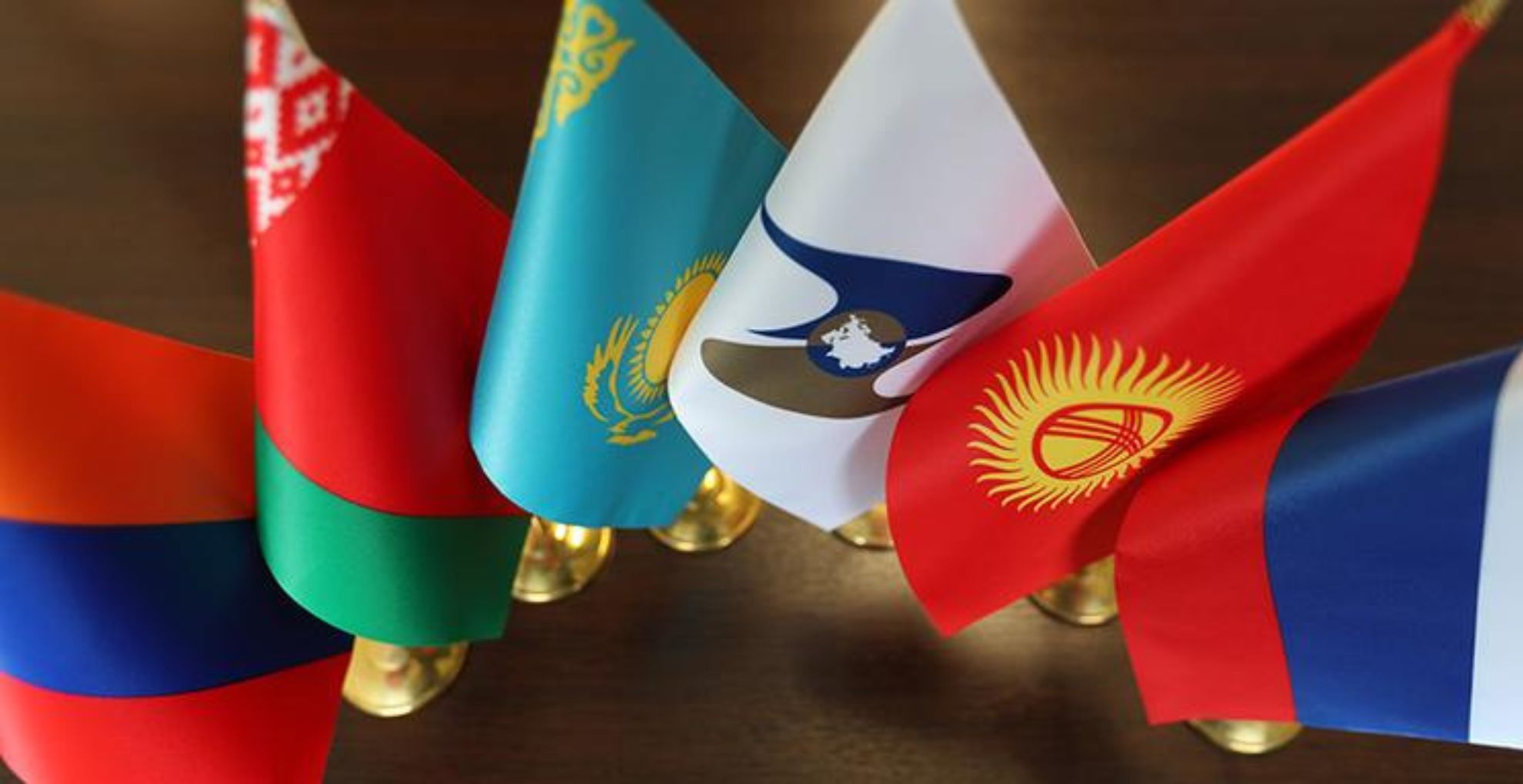 флаги стран - участниц ЕАЭС стоят на столе, еаэс, саммит еаэс в астане, форум еэас в астане