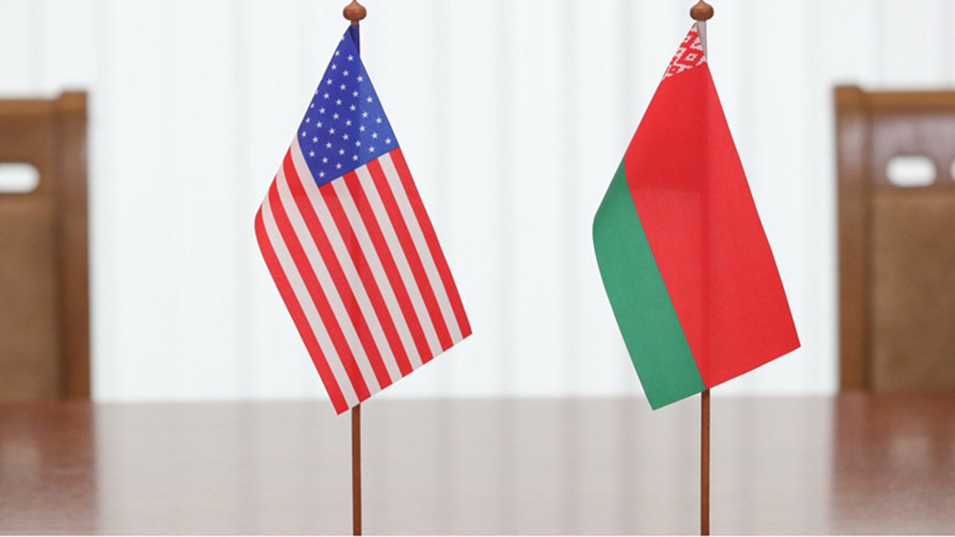 флаги Беларуси и США