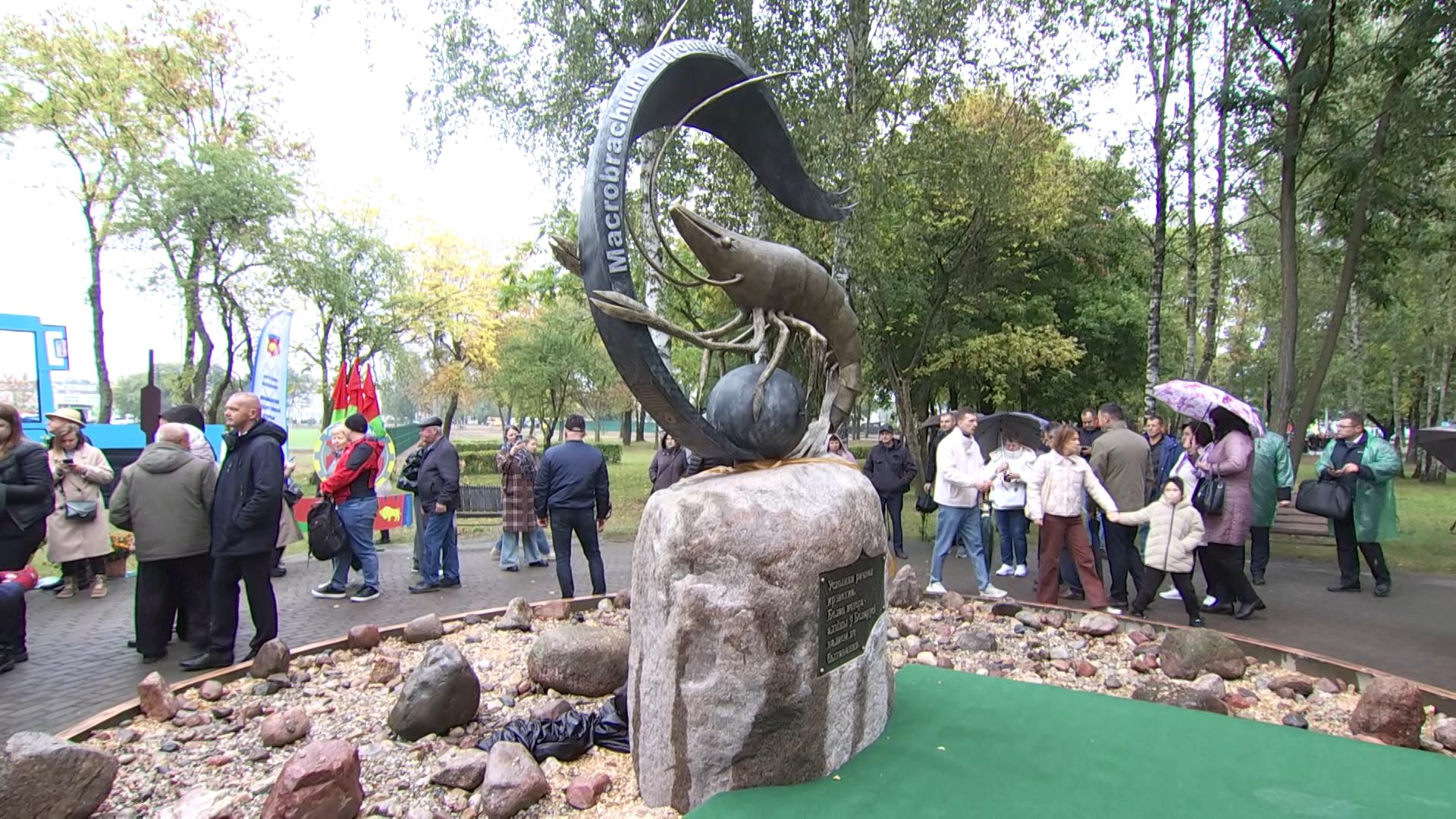 Памятник креветке в Белоозерске