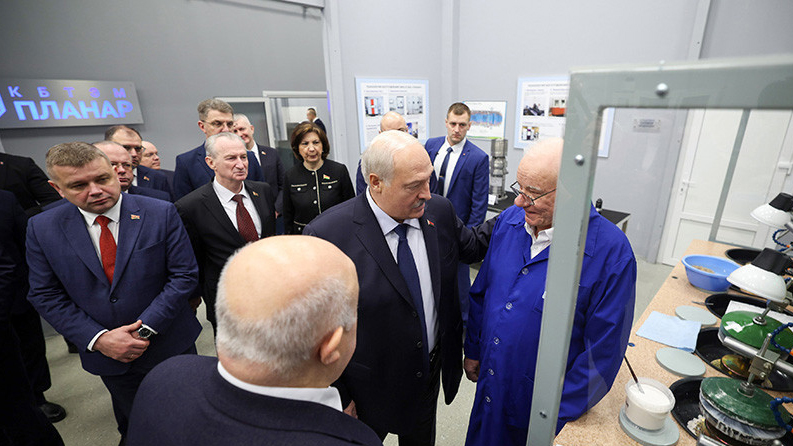 Президент Беларуси посетил ОАО "Планар"