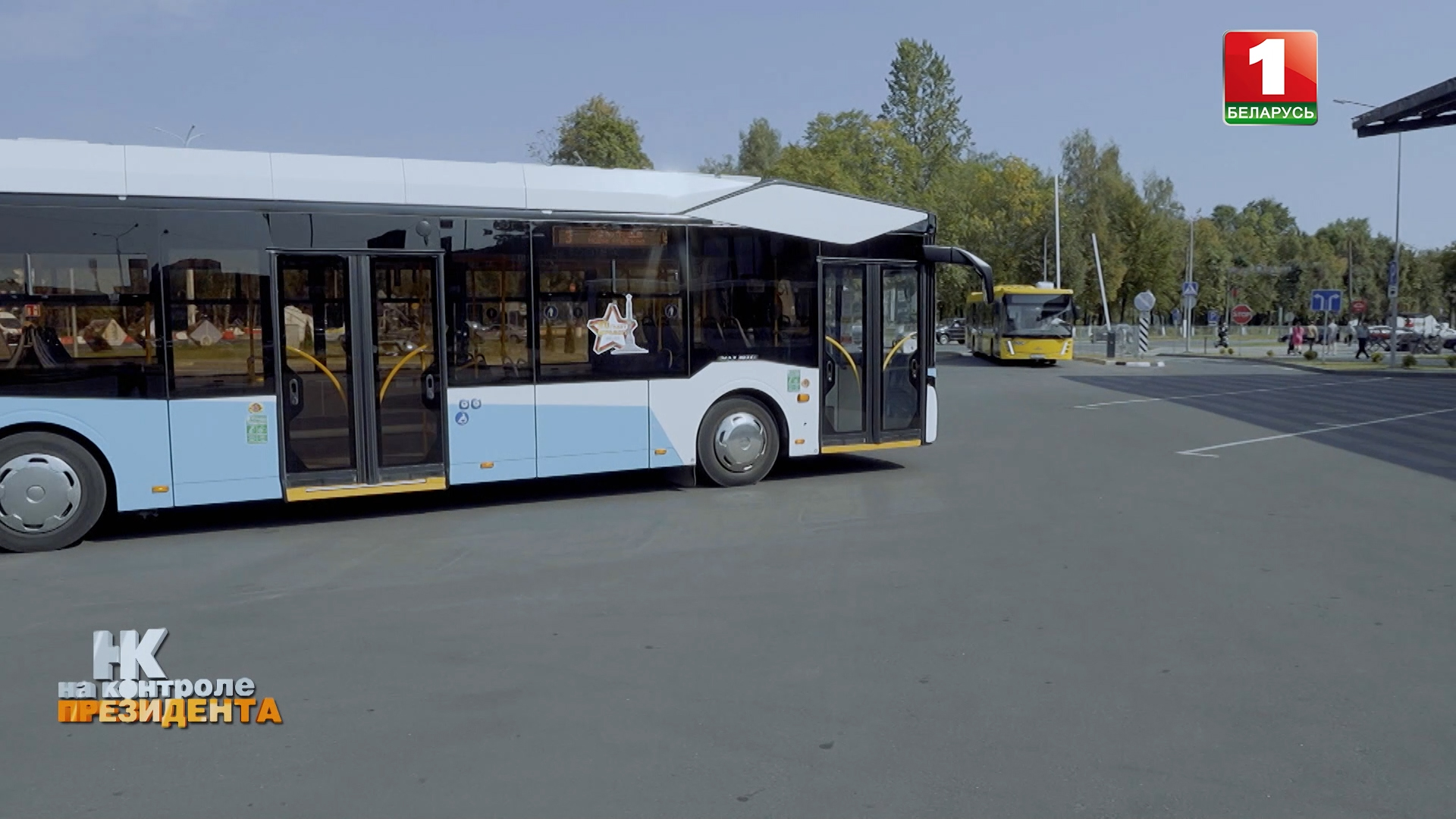 Электробус на парковке