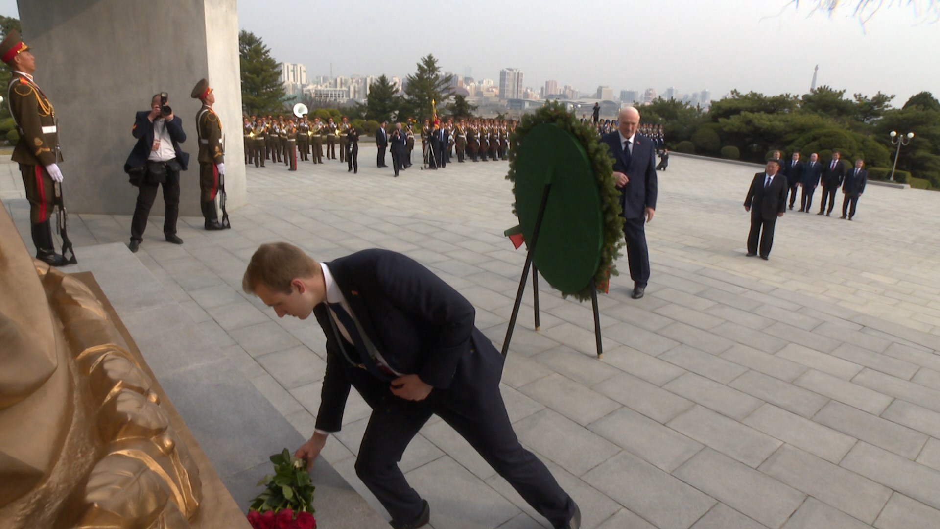 по просьбе президента России был возложен и букет цветов в знак благодарности за помощь корейцев в СВО