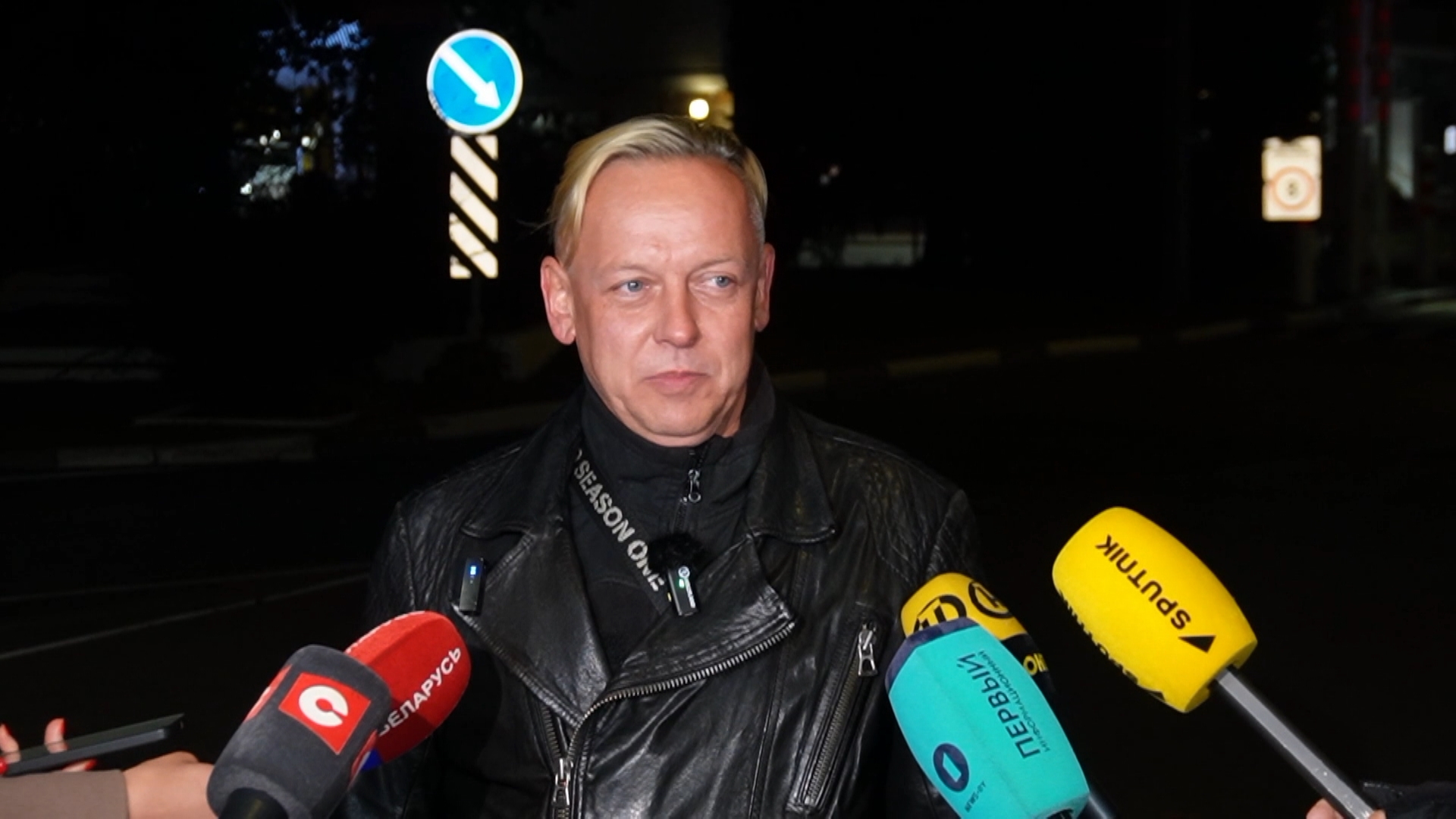 Томаш Шмидт дает интервью журналистам на польско-белорусской границе