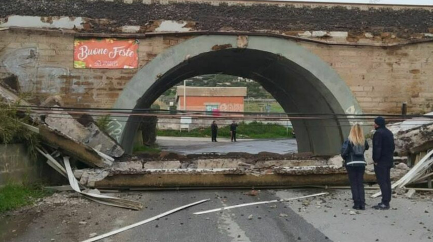 Обрушение моста. Фото ilmessaggero.it