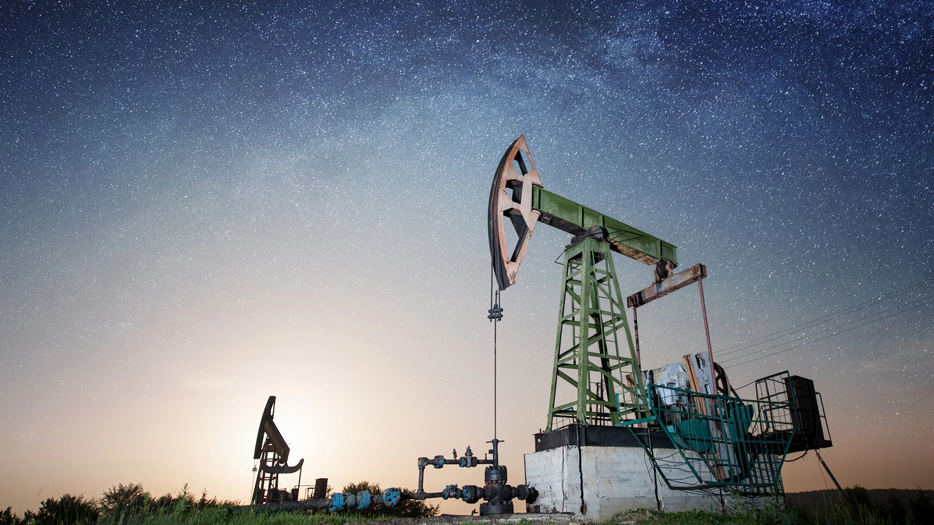 Добыча нефти на фоне звездного неба