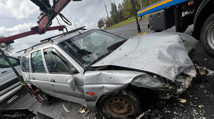 покореженный автомобиль серого цвета