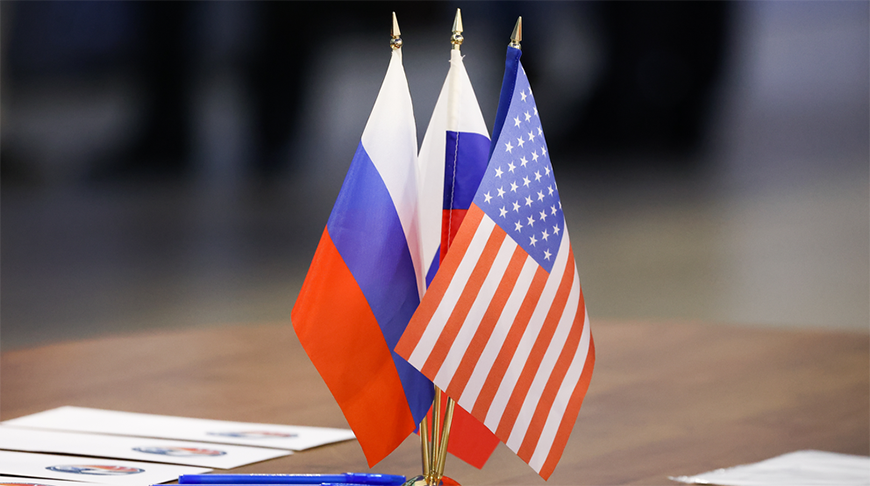 Фото из архива ТАСС. Флаги США, России, Украины